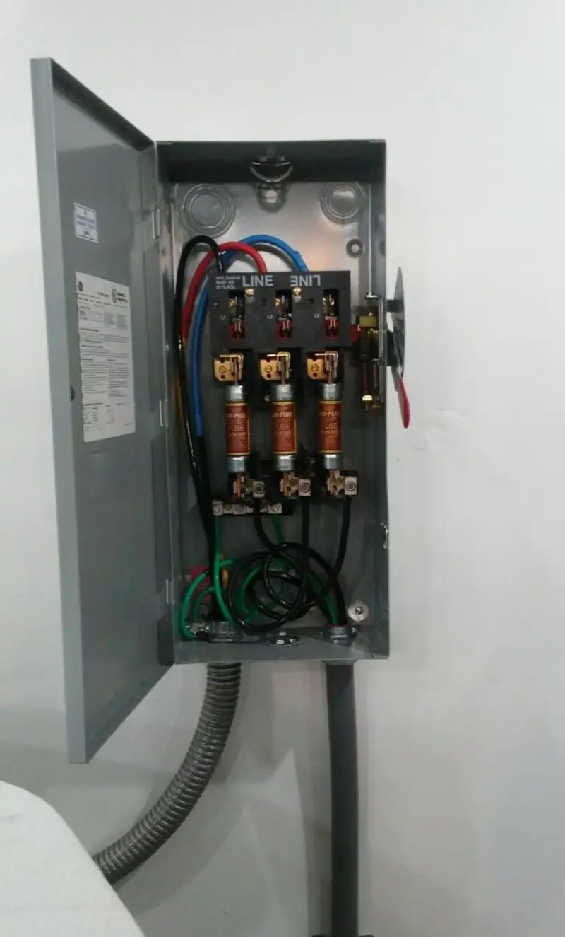 Three-phase disconnect switch installed for Electrical Wiring & Rewiring in Bern